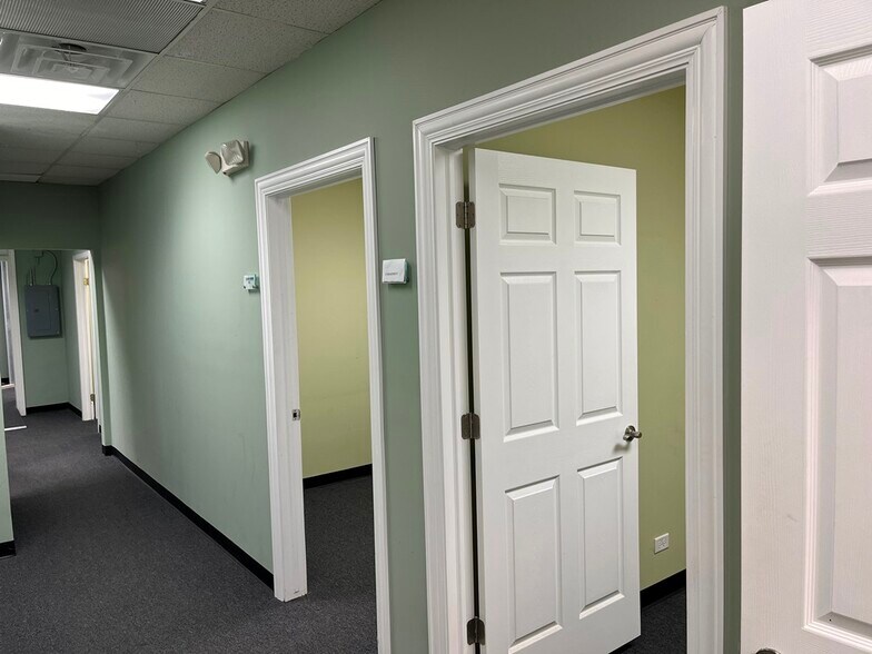 More Photos Of 4640-4650 Oakton St, Skokie Storefront For Lease