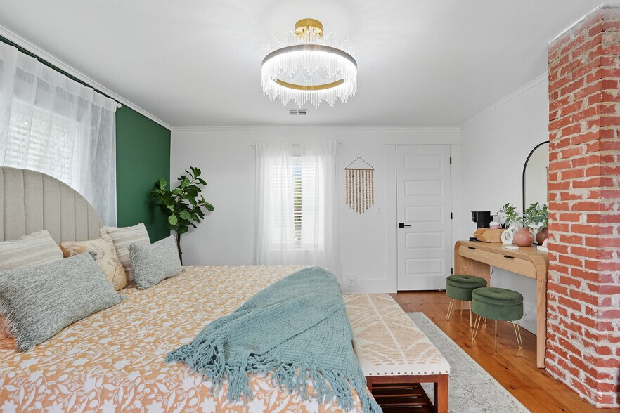 More Photos Of 924 S Main St, Broken Arrow Showroom For Sale