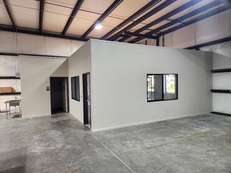 More Photos Of 4565 Skyway Dr, Olivehurst Warehouse For Lease