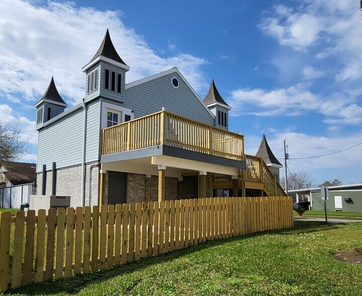 More Photos Of 2409 Maxwell Ln, Deer Park Office For Lease