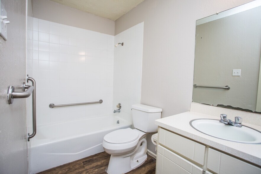 More Photos Of 7410 Quaker Ave, Lubbock Apartments For Sale