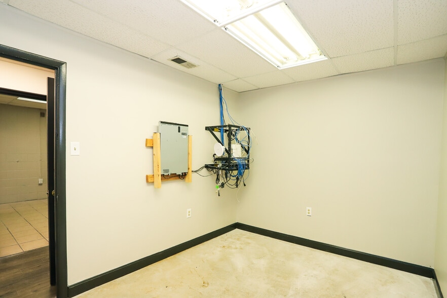 More Photos Of 1301 Fabricon Blvd, Jeffersonville Light Manufacturing For Lease