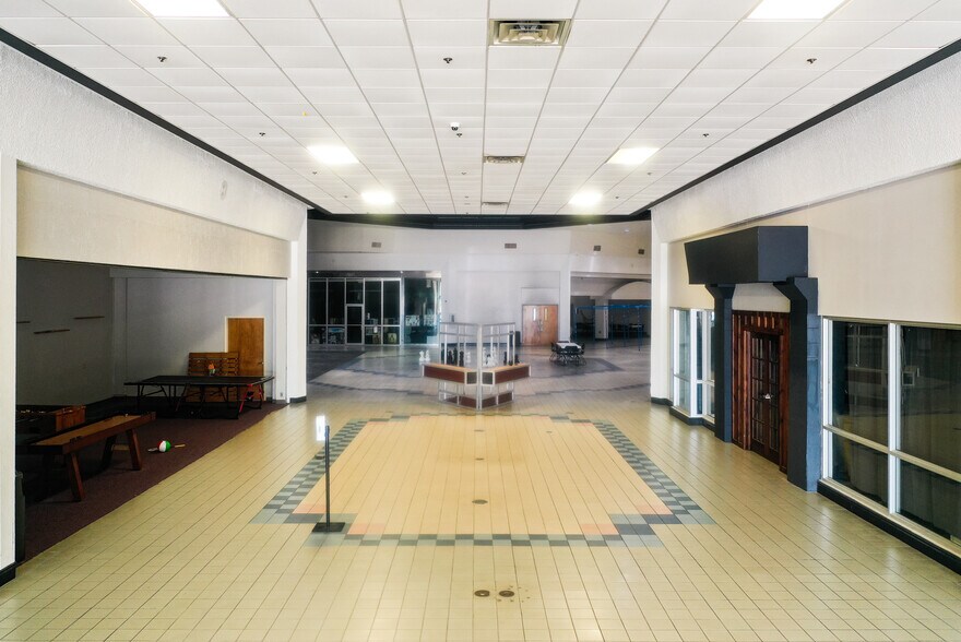 More Photos Of 8942 Jewella Ave, Shreveport General Retail For Sale