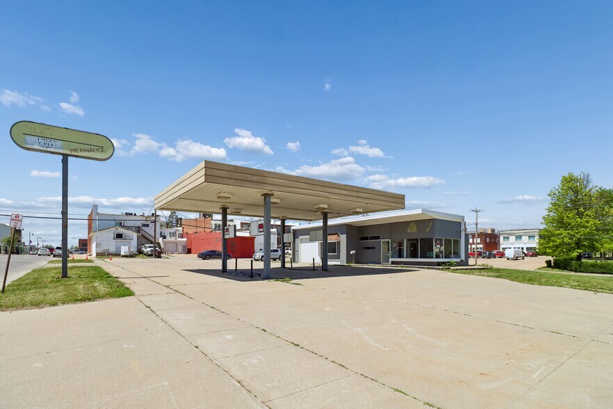 More Photos Of 801 Court Ave, Chariton Service Station For Sale