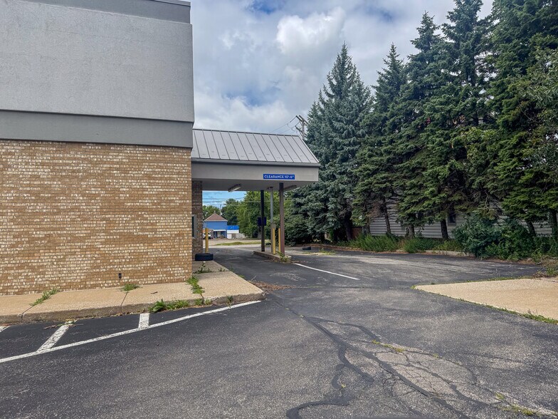 More Photos Of 2715 Parade St, Erie Drugstore For Lease