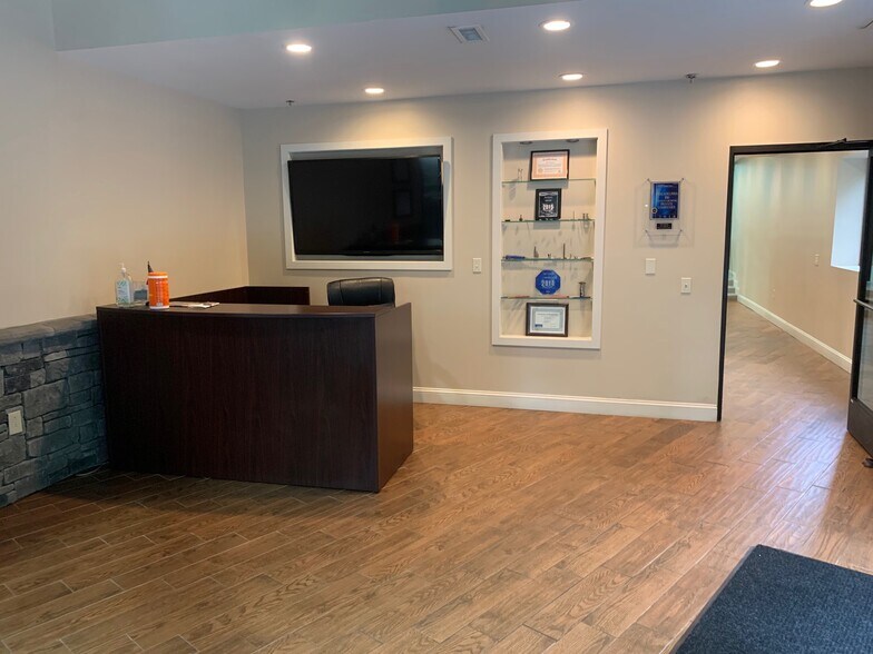 More Photos Of 301-315 Camars Dr, Warminster Light Manufacturing For Sale