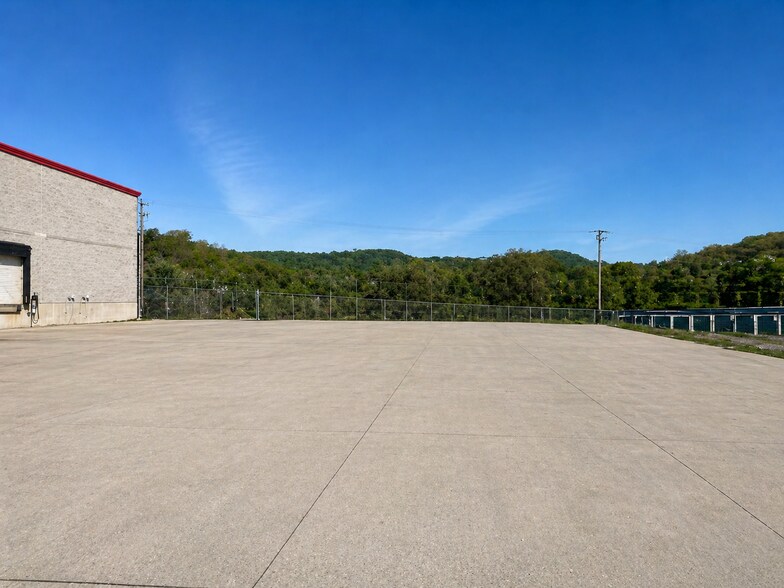 More Photos Of 56 Wendling way, Elkview Industrial For Lease