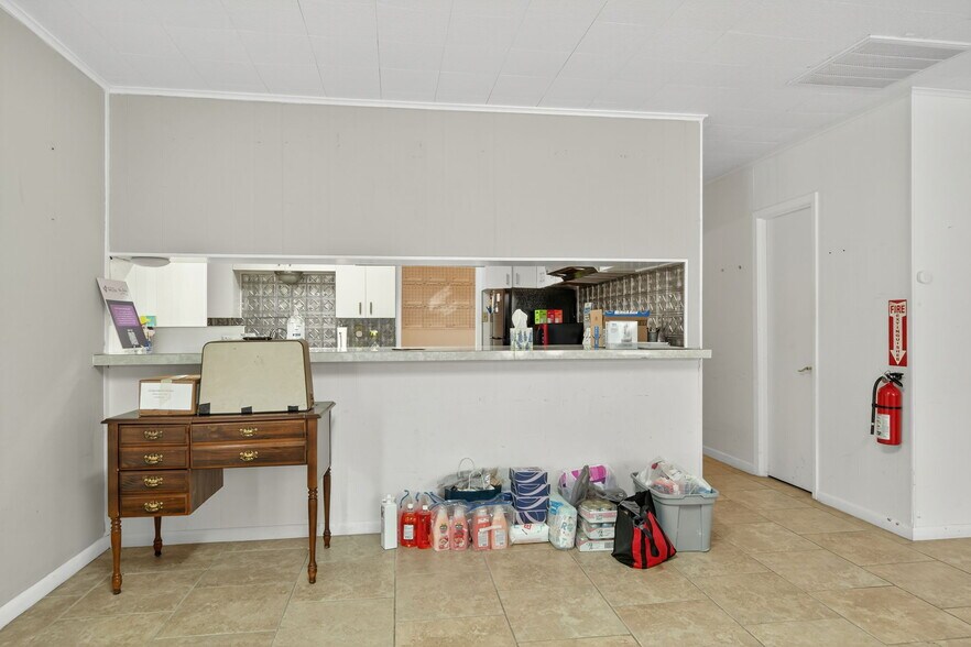 More Photos Of 930 N School St, Boerne Office For Sale
