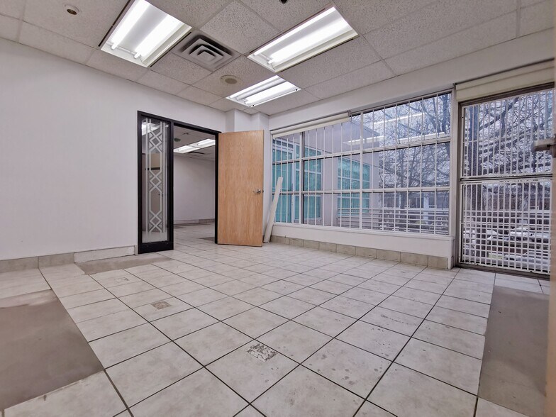 More Photos Of 3871 N Fraser Way, Burnaby Showroom For Lease