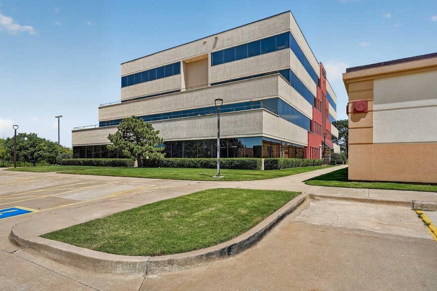 More Photos Of 13321 N Meridian Ave, Oklahoma City Medical For Lease
