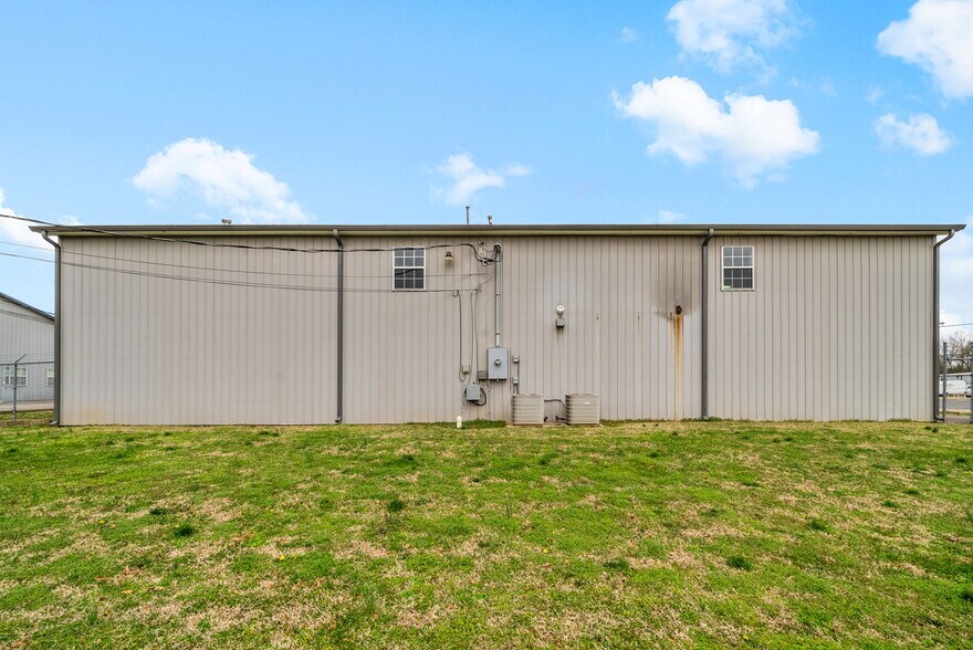 More Photos Of 1799 Alpine Dr, Clarksville Warehouse For Lease