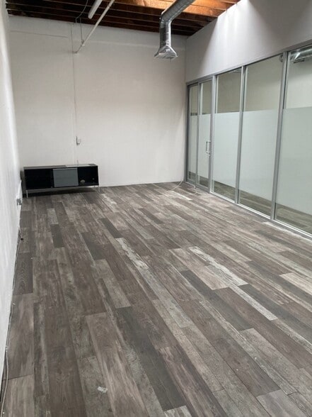 More Photos Of 1800 Essex St, Los Angeles Light Distribution For Lease