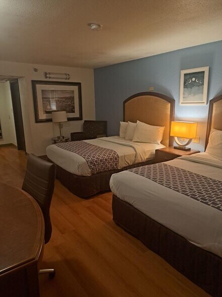 More Photos Of 1401 W US Highway 54, Pratt Hotel For Sale