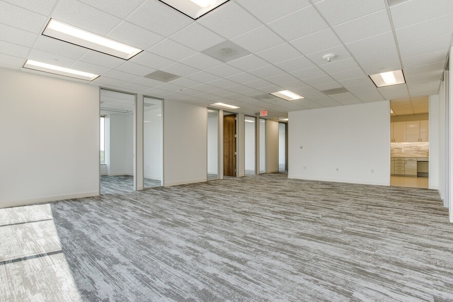 More Photos Of 5950 Sherry Ln, Dallas Office For Lease