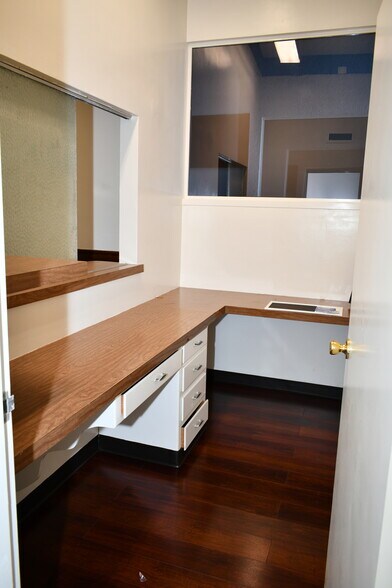 More Photos Of 180 W Willow St, Pomona Medical For Lease
