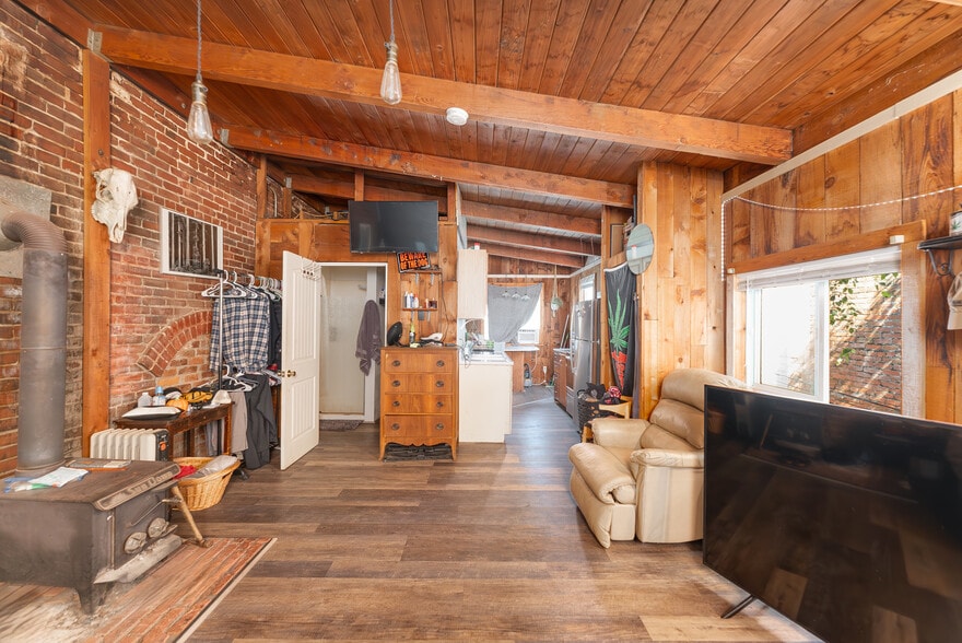 More Photos Of 110 Locust St, Oakland Storefront For Sale