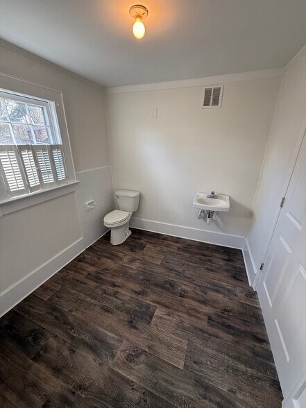 More Photos Of 137 West St, Pittsboro Office For Lease