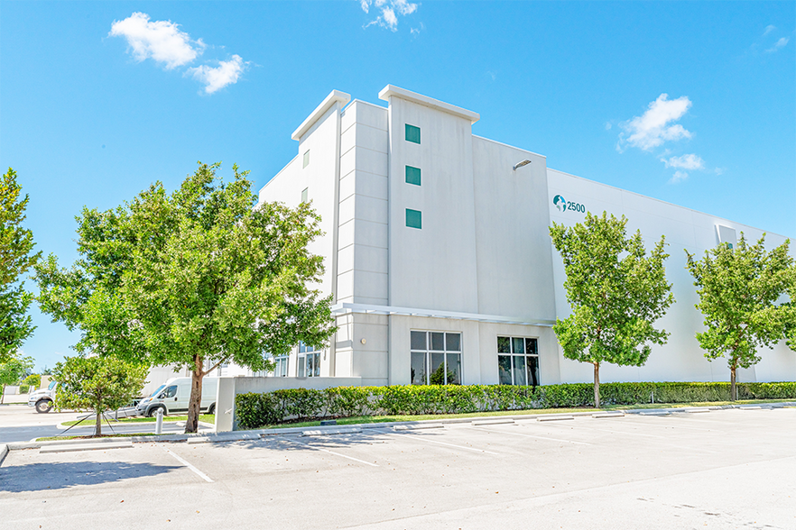 More Photos Of 2500 Commerce Center Way, Pembroke Park Warehouse For Lease