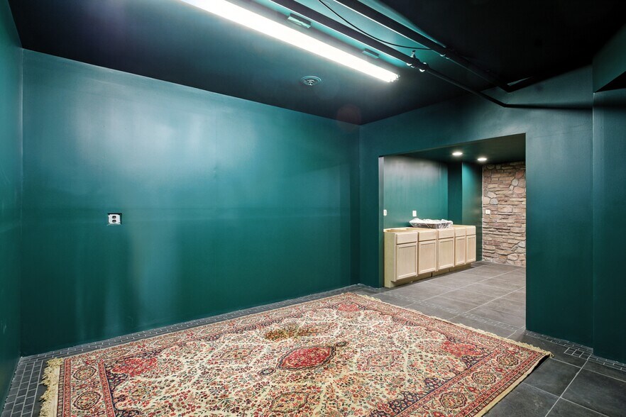 More Photos Of 4800 Joslyn Rd, Lake Orion Light Manufacturing For Sale