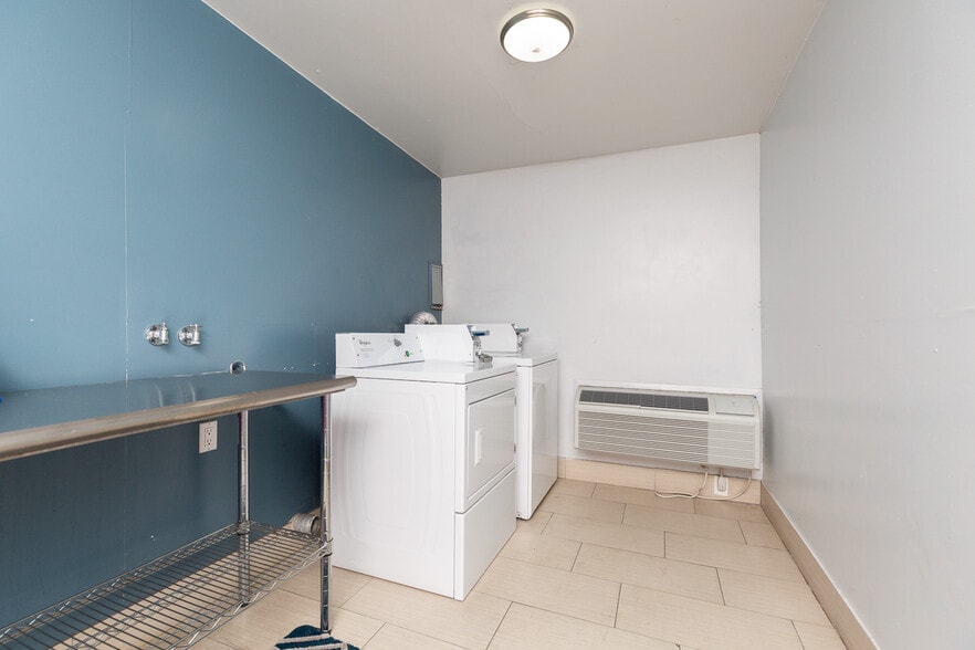 More Photos Of 1633 S Palm Canyon Dr, Palm Springs Hotel For Sale
