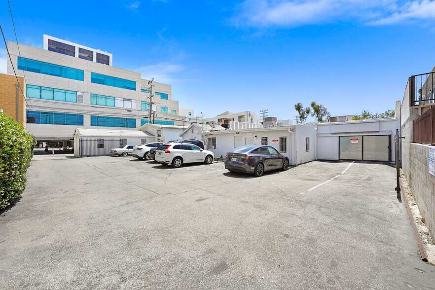 More Photos Of 1909 Santa Monica Blvd, Santa Monica Storefront For Lease