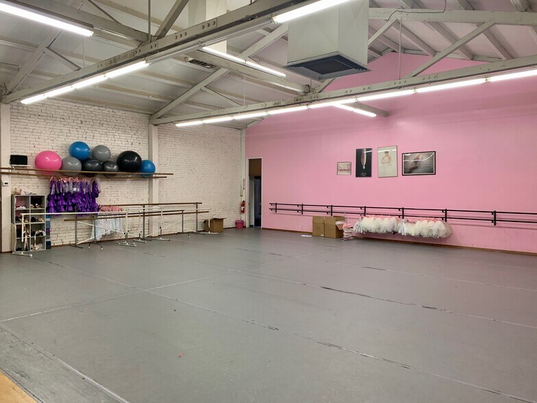 More Photos Of 242 E Oak Ave, Visalia Freestanding For Sale