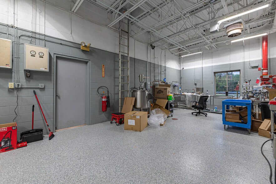 More Photos Of 3020 E River Rd, Moraine Warehouse For Lease