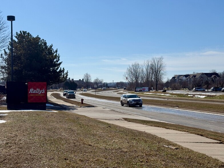 More Photos Of 15155 Silver Pky, Fenton Fast Food For Lease