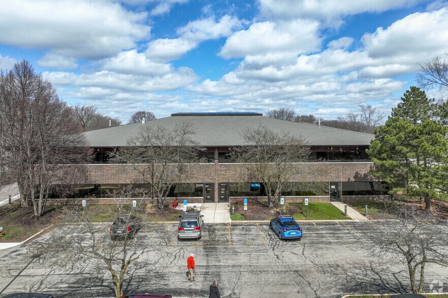 More Photos Of 500 Coventry Ln, Crystal Lake Office For Lease