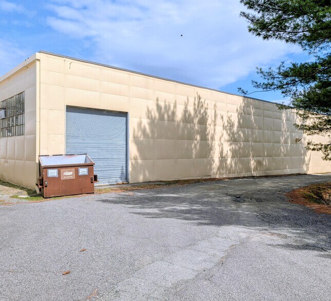 More Photos Of 20 N Front St, Bally Distribution For Sale