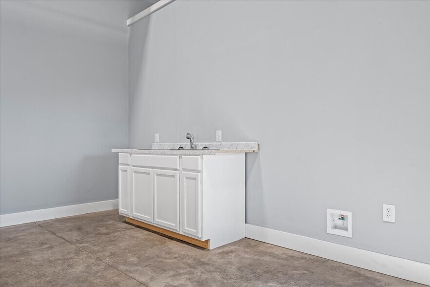 More Photos Of 3345 Willow Creek Rd, Florence Flex For Lease