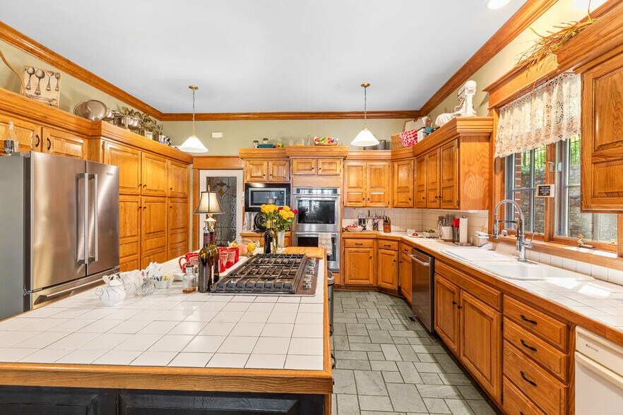 More Photos Of 46 Hillside Ave, Eureka Springs Hospitality For Sale