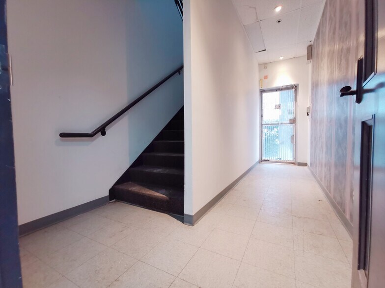 More Photos Of 3871 N Fraser Way, Burnaby Showroom For Lease