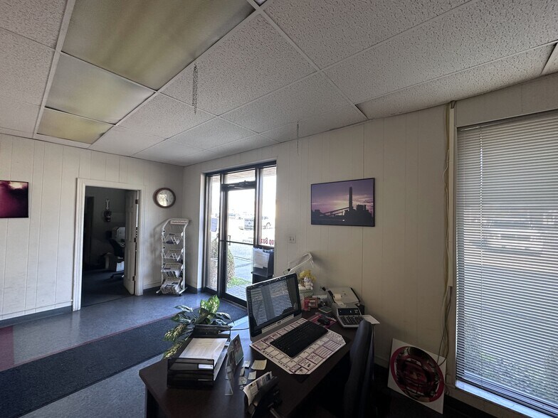 More Photos Of 205 S New Madrid St, Sikeston Light Manufacturing For Sale