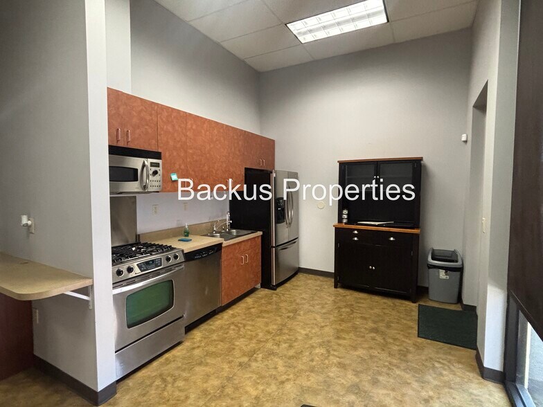 More Photos Of 1586 Moffett St, Salinas Light Distribution For Lease
