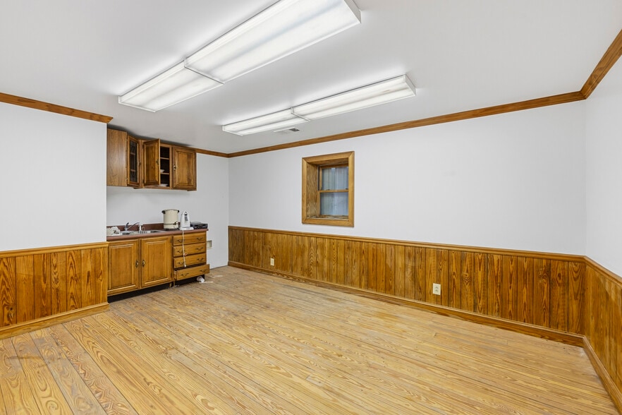 More Photos Of 966 Greensboro Rd, Eatonton Flex For Lease