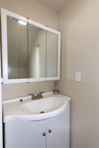 More Photos Of 30303 Ranch Road 12, Dripping Springs Office For Lease