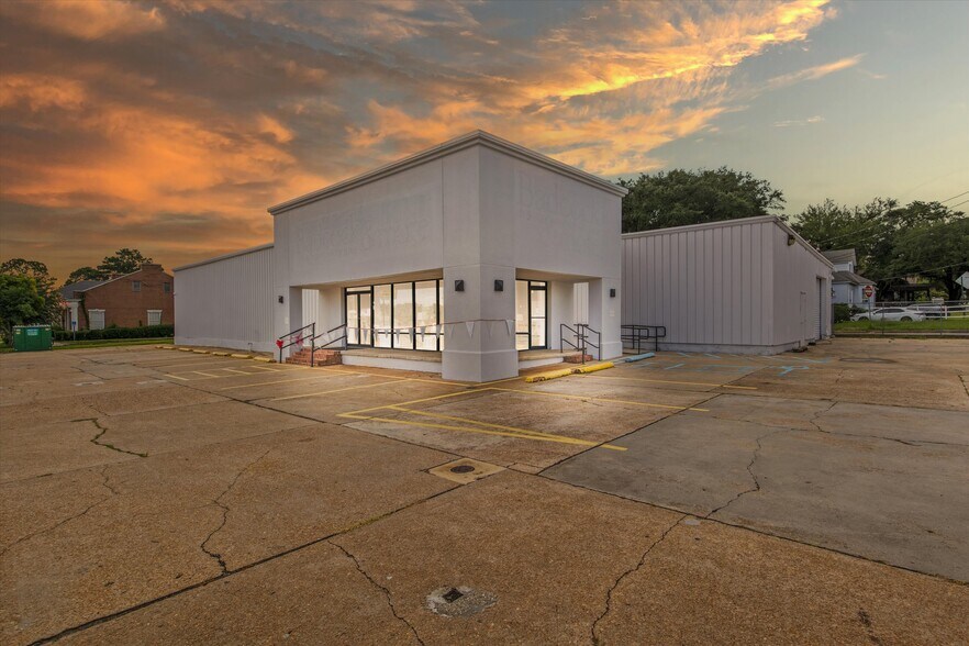 More Photos Of 304 W Jefferson St, Quincy Freestanding For Sale