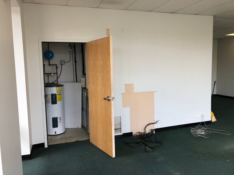 More Photos Of 268 S State St, Elgin General Retail For Lease