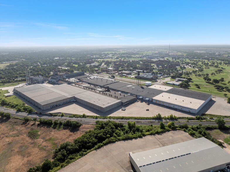 More Photos Of 5200 Beverly Dr, Waco Manufacturing For Sale