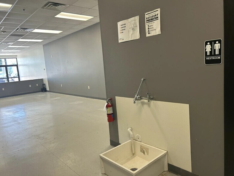 More Photos Of 2312 W 69th St, Sioux Falls General Retail For Lease