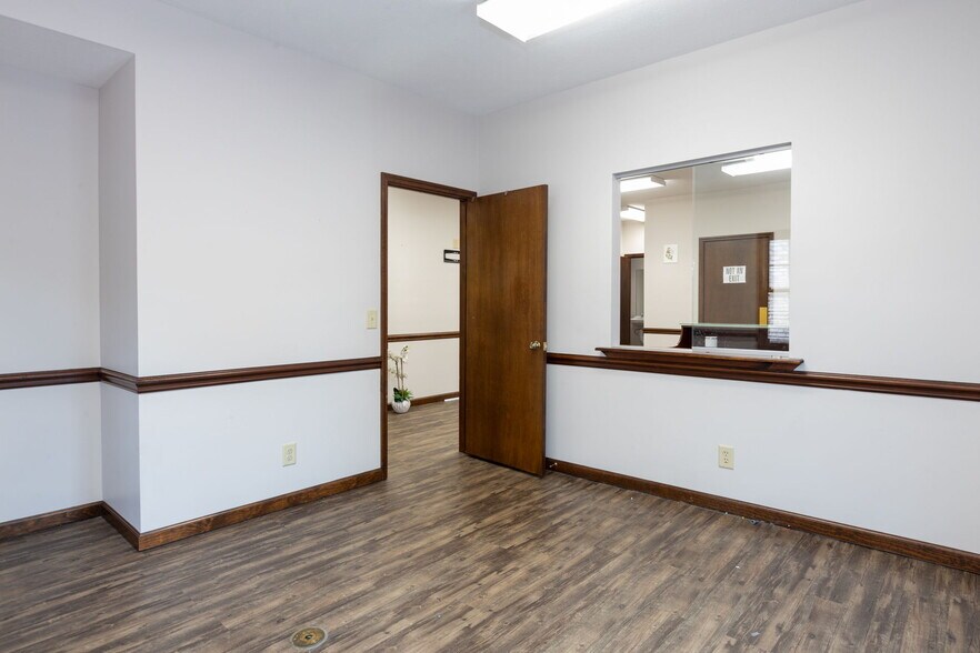 More Photos Of 3822 Rosemont Dr, Columbus Medical For Sale