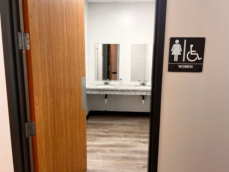 More Photos Of 11950 Alief Clodine Rd, Houston Light Distribution For Lease