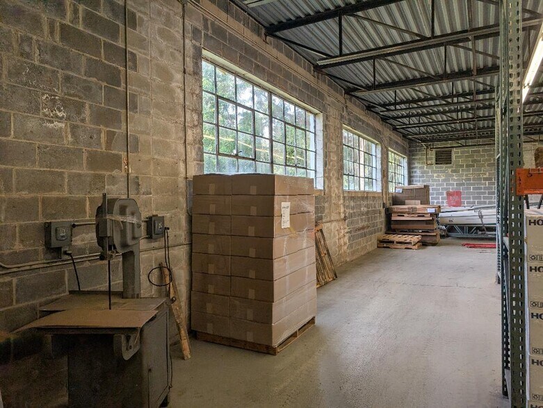 More Photos Of 341 Fairfield Rd, Freehold Warehouse For Lease