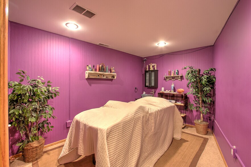 More Photos Of 220 S Ashland St, Cambridge Storefront Retail Office For Sale