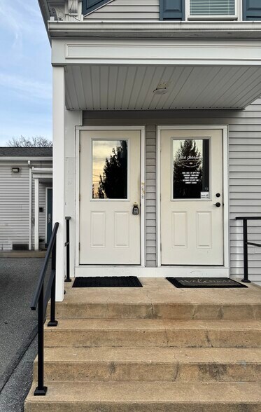 More Photos Of 32-40 Doe Run Rd, Manheim Manufacturing For Lease