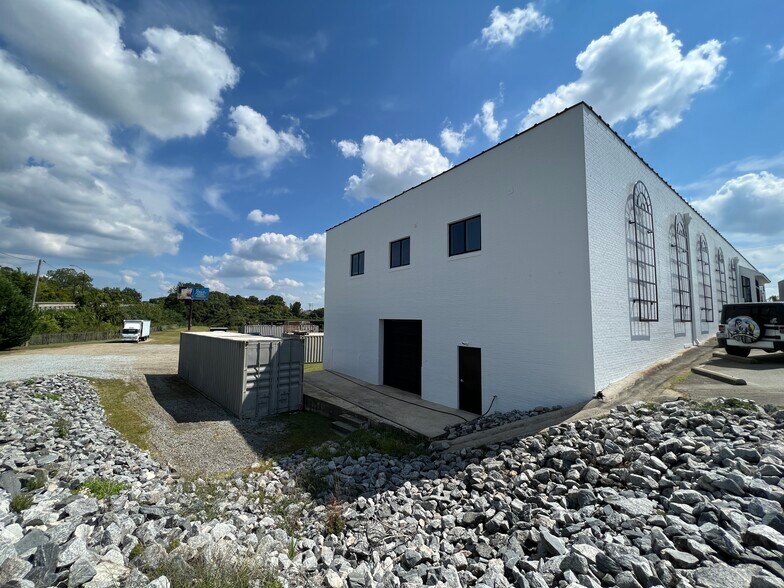 More Photos Of 100 N Centennial Dr, High Point Showroom For Lease