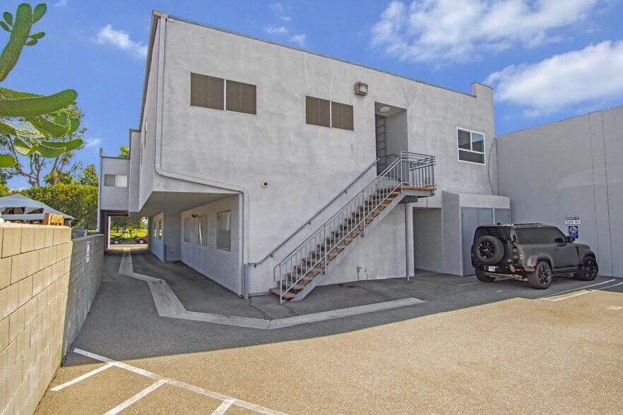 More Photos Of 6747 Odessa Ave, Van Nuys Office For Lease