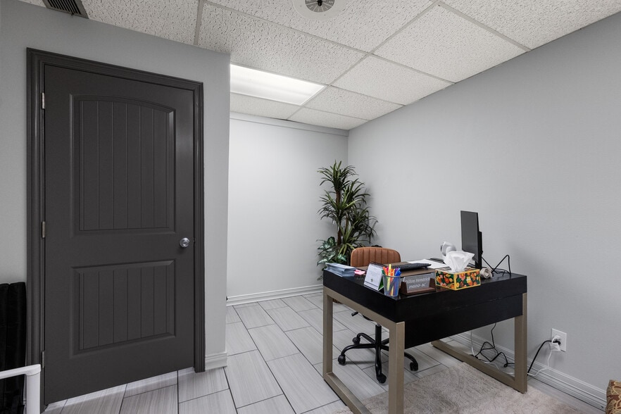 More Photos Of 604 S 77 Sunshine Strip, Harlingen Office For Sale