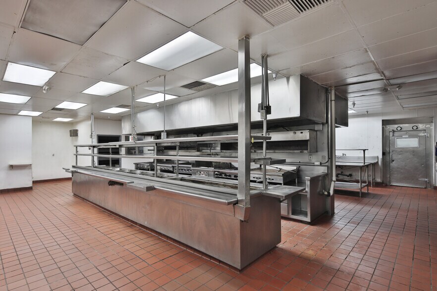 More Photos Of 3100 Ocean Park Blvd, Santa Monica Unknown For Lease